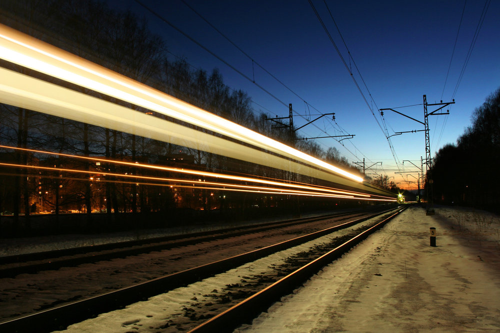 Au fait, pourquoi les trains vont vite ?